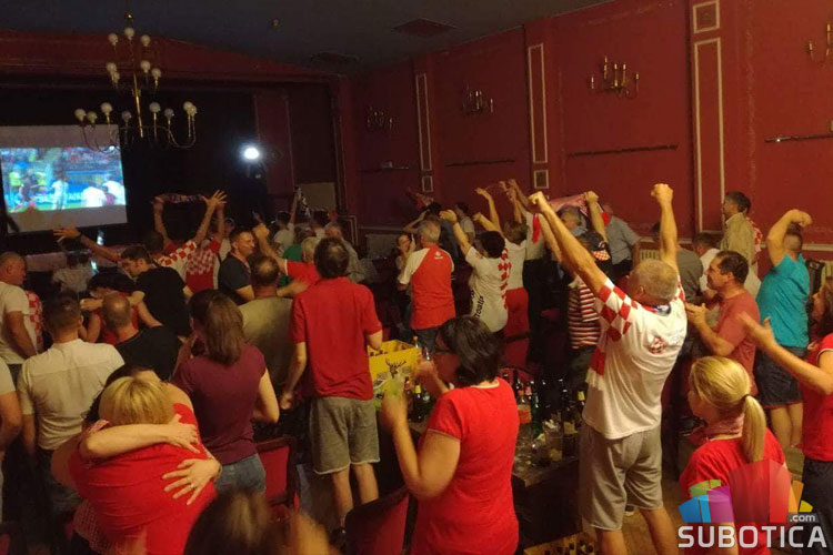 Hrvati organizovano bodrili "vatrene"