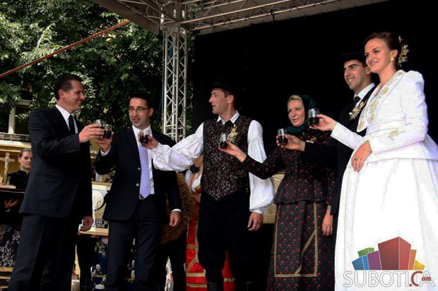 Dužijanca 2013: Gradonačelniku predat hleb od novog žita