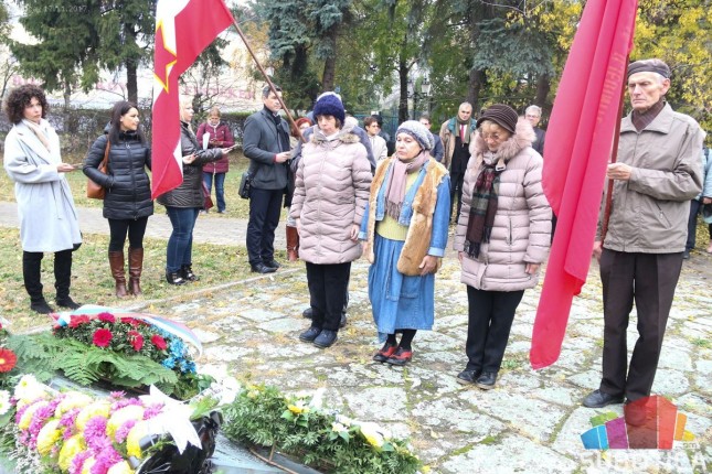 Položeni venci na spomenik "Balada vešanih"