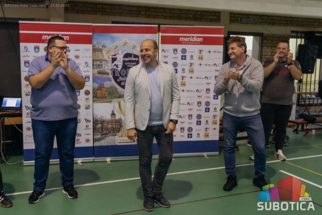 Rukomet: Održan 5. Međunarodni turnir veterana i veteranki, Osijek i Balkan ekspres podigli pehare