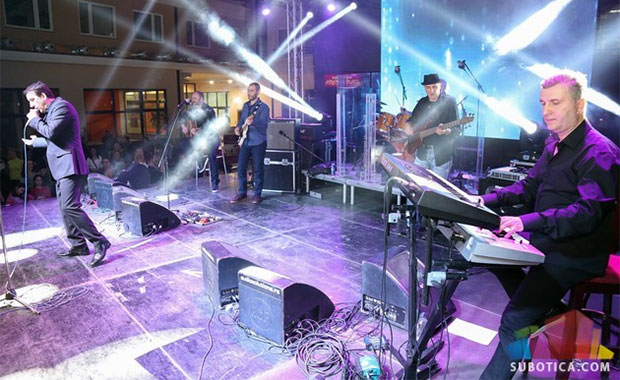 Hari Varešanović obradovao Subotičanke za 8. mart‏‎