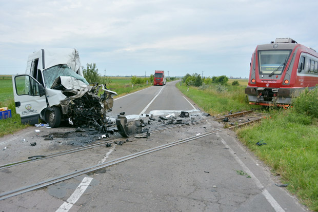 Kombi naleteo na voz na neobezbeđenom pružnom prelazu