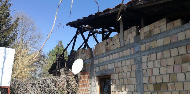 Pomozimo porodici Munćan da obnovi kuću uništenu u požaru
