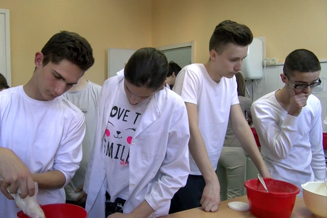 Učenici Hemijsko-tehnološke škole pripremali zdrave obroke