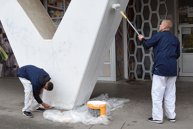 Građani uklonili grafite sa zgrada