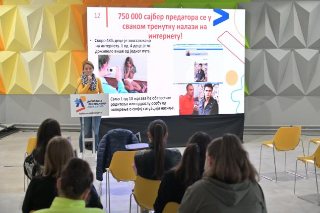 Karavan digitalnih veština, bezbednosti i pismenosti "Digitalna ekspedicija" za vikend na Trgu