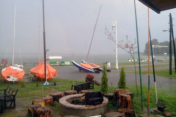 Jako nevreme na Paliću čupalo drveće i prevrtalo plovila