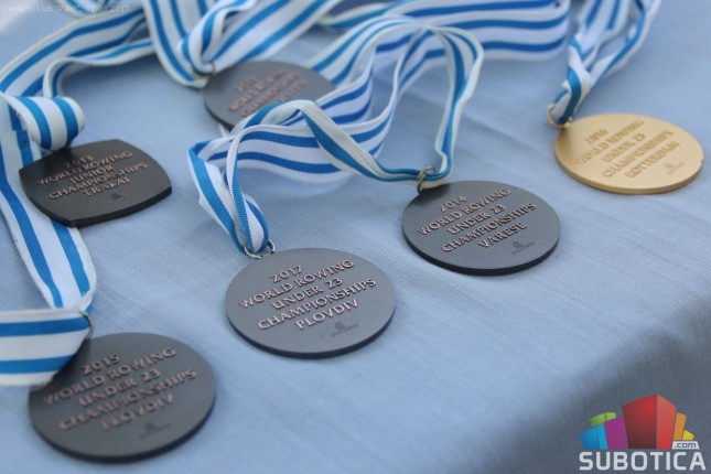Veslač Martin Mačković medalju sa Svetskog prvenstva pokazao prvo najmlađima u klubu
