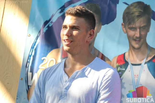 Veslač Martin Mačković medalju sa Svetskog prvenstva pokazao prvo najmlađima u klubu