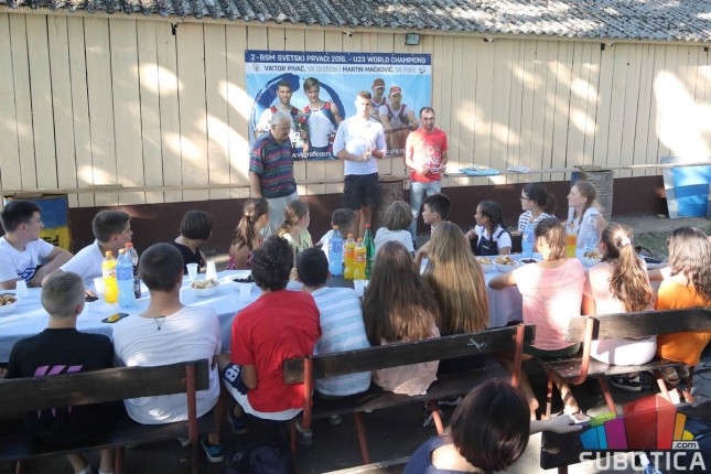 Veslač Martin Mačković medalju sa Svetskog prvenstva pokazao prvo najmlađima u klubu