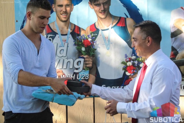 Veslač Martin Mačković medalju sa Svetskog prvenstva pokazao prvo najmlađima u klubu