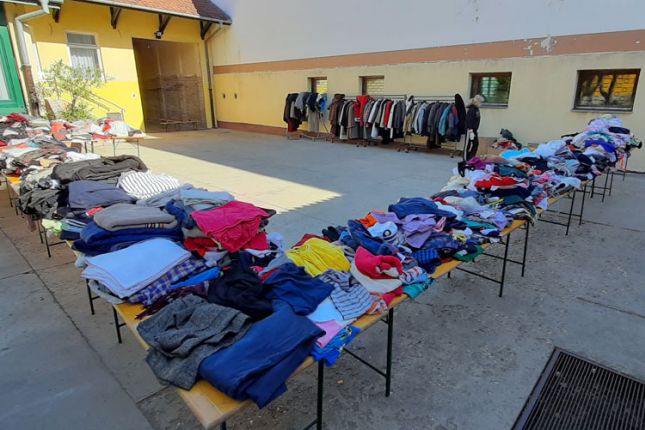 Podela polovne garderobe u subotu u dvorištu MZ "Bajnat"