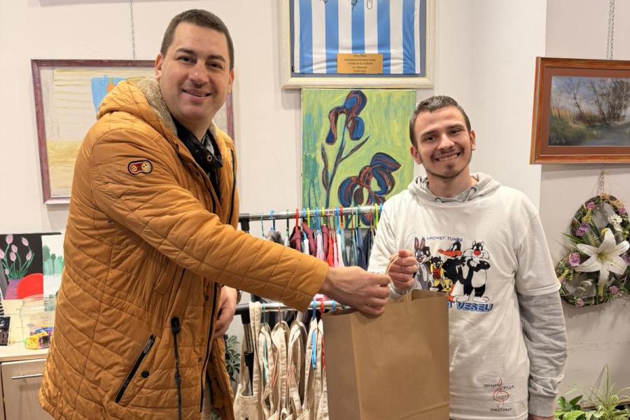 „Zimska pričoteka“ zagrejala srca: Mladi sa smetnjama u razvoju kroz radionicu stvarali svoja mala remek dela