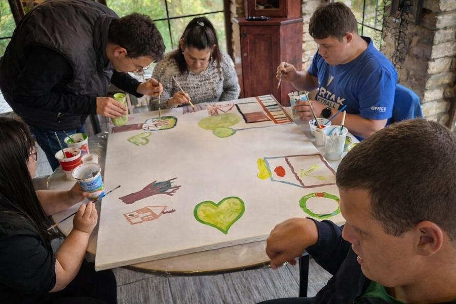 „Zimska pričoteka“ zagrejala srca: Mladi sa smetnjama u razvoju kroz radionicu stvarali svoja mala remek dela