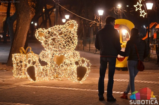 U toku ukrašavanje grada za predstojeće praznike