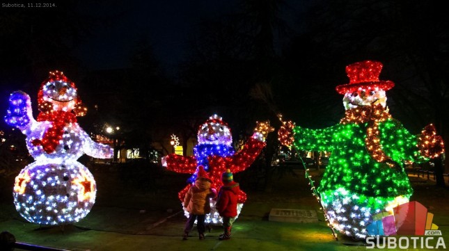 U toku ukrašavanje grada za predstojeće praznike