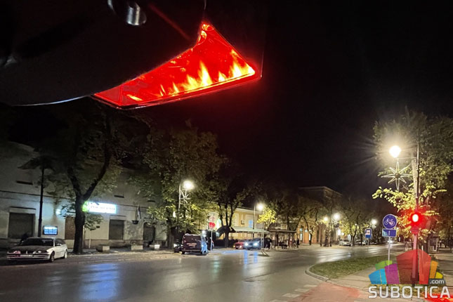 Dodatno crveno svetlo da podseti pešake da su aktivni učesnici u saobraćaju