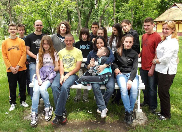 Umesto za matursku garderobu - novac dali za malog Aleksu