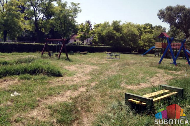 Umesto bezbrižnog mesta za igranje, dečja igrališta zapuštena