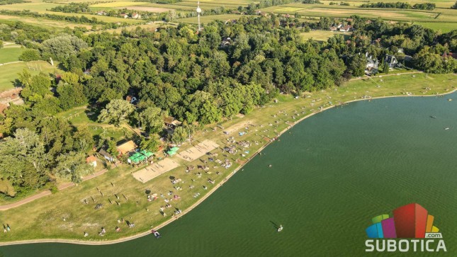 Brojni sugrađani za vikend na Paliću, stručnjaci upozoravaju da jezerska voda nije preporučljiva za kupanje