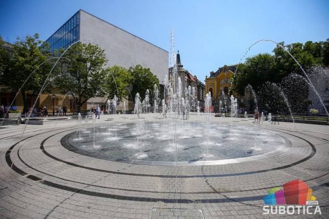 Puštena u rad nova fontana na rekonstruisanom Trgu