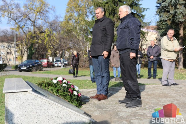 Položeni venci na spomenik "Balada vešanih"