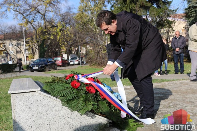 Položeni venci na spomenik "Balada vešanih"