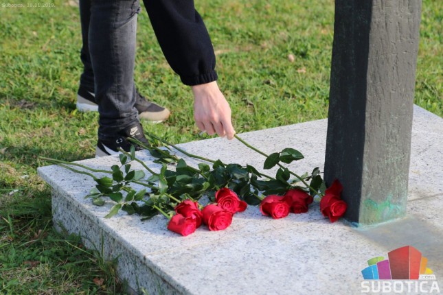 Položeni venci na spomenik "Balada vešanih"
