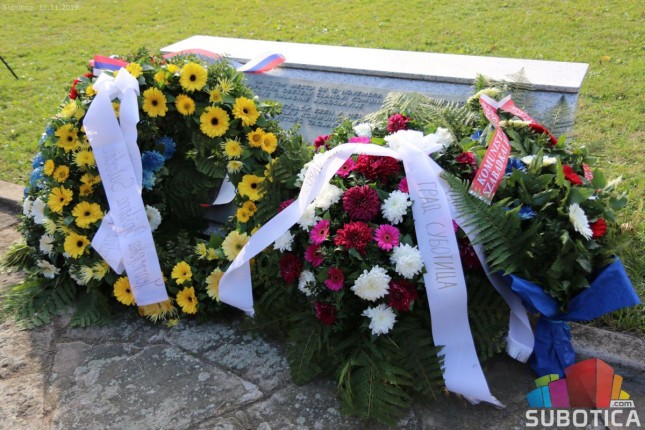 Položeni venci na spomenik "Balada vešanih"