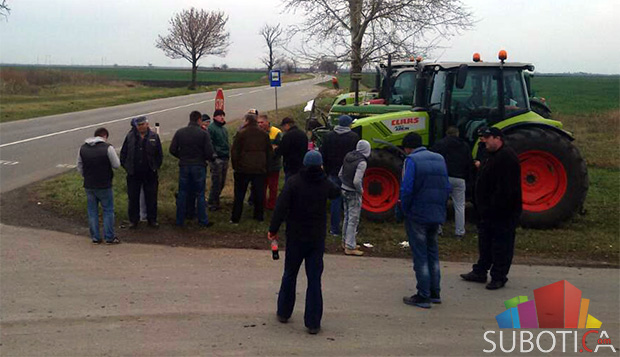 Traktoristi zaustavljeni na putu ka Beogradu