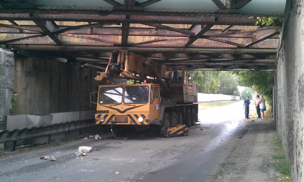 Kamion oštetio podvožnjak kod Pionira  - železnički saobraćaj u prekidu