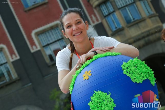 "Shvati svete da živiš od planete" - na Gradskom trgu obeležen Dan planete Zemlje
