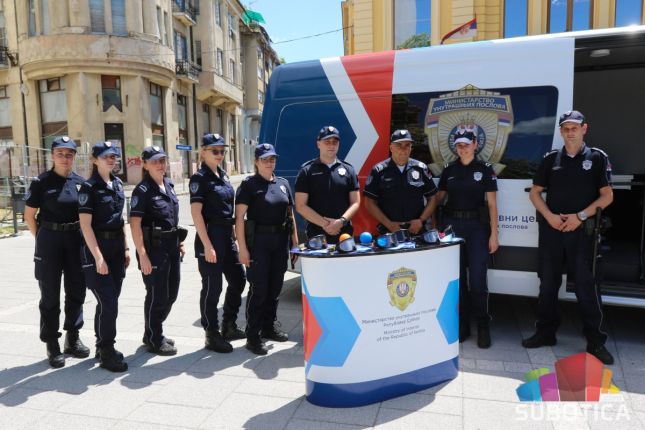 Subotičani isprobali "pijane naočare", edukativna akcija subotičke policije u centru grada