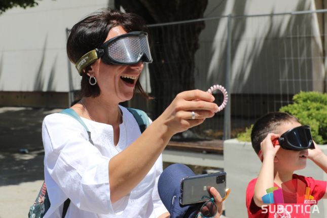 Subotičani isprobali "pijane naočare", edukativna akcija subotičke policije u centru grada