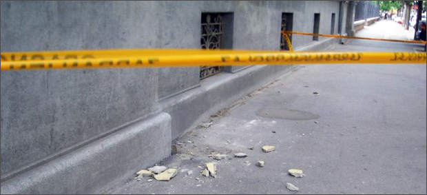 Čuvaj se, padaju malter i crepovi!