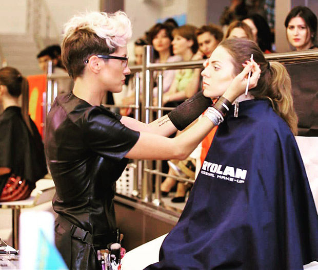 Nije ni znala šta je šminka, a danas je ona najbolja šminkerka