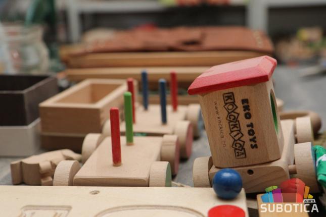 Nedelja nežnijeg pola - Stolarska radionica za proizvodnju ekoloških igračaka ponos sestara Julije i Silvije