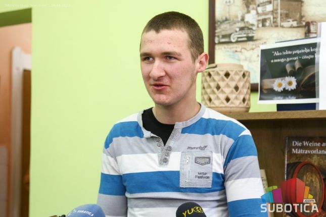 Kolo srpskih sestara uručilo pomoć đaku Tehničke škole „Ivan Sarić“