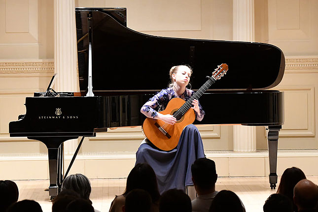 Mlada gitaristkinja Noemi Kučera pobrala aplauze u njujorškom Karnegi holu