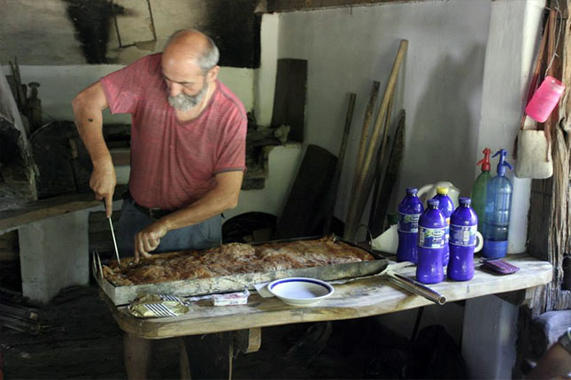 Oprobajte se u gradnji kuće od slame na Letnjem kampu "Majkinog salaša"