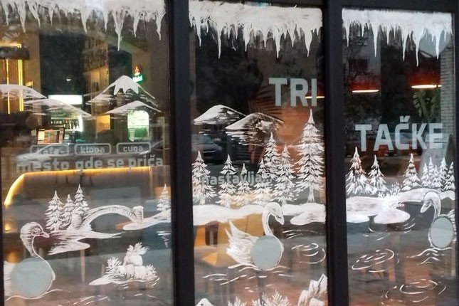 Novogodišnja čarolija na prozorima i izlozima