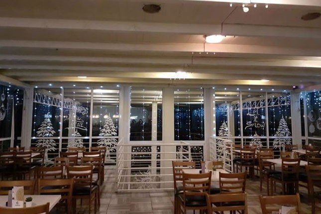 Novogodišnja čarolija na prozorima i izlozima