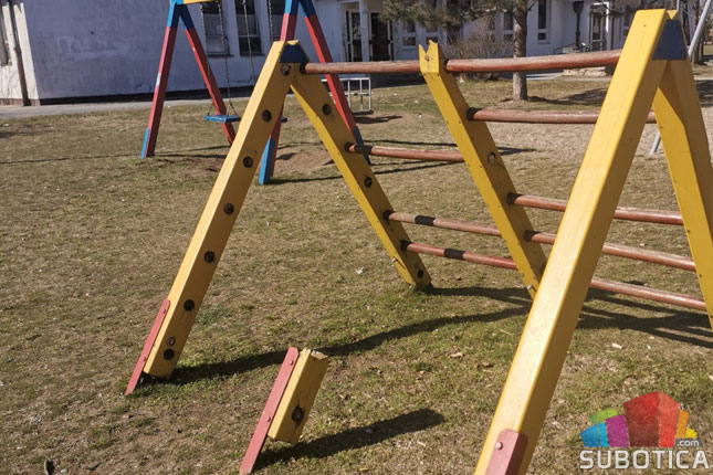 Dečja igrališta i dalje na meti vandala, vanrednim popravkama nema kraja