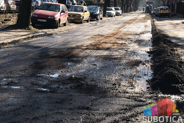 U toku nanošenje novog asfalta u ulici Bose Milićević