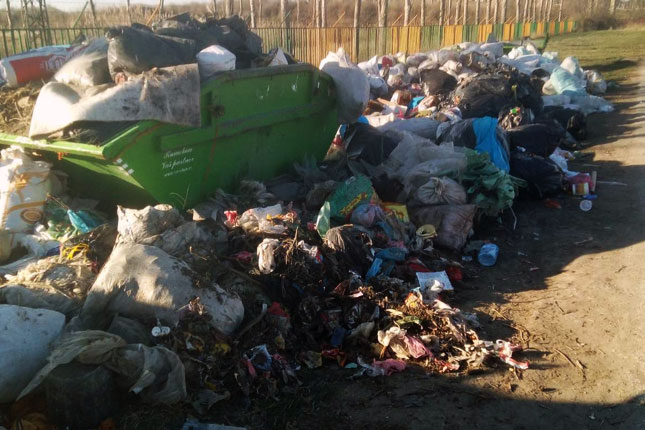 Prolećna akcija odvoženja kabastog otpada zatrpala ulice Čantavira smećem