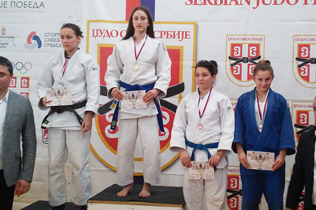 Dve zlatne sa školskog, jedna sa veteranskog prevenstva u džudou