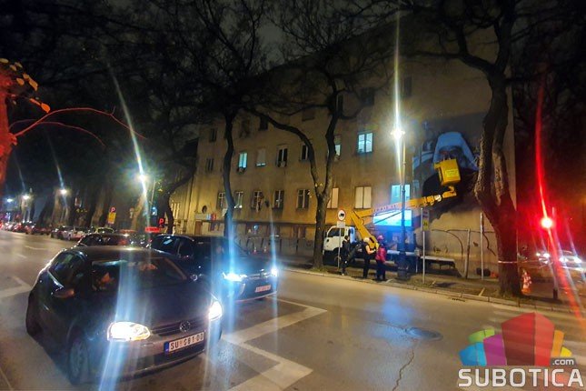 Mural u čast patrijarhu Irineju na zgradi u Đure Đakovića