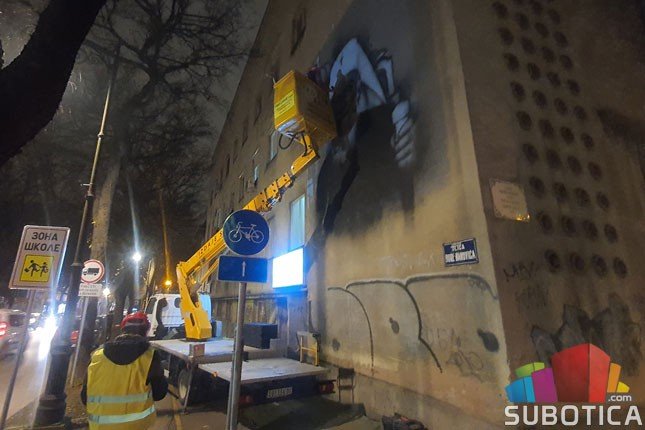 Mural u čast patrijarhu Irineju na zgradi u Đure Đakovića