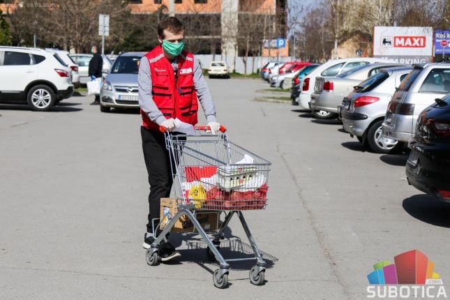 Volonteri i radnici Crvenog krsta stižu na svaku adresu