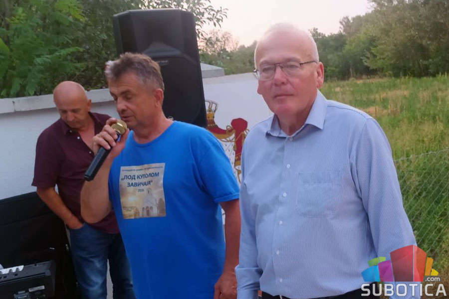 Najmlađi čuvari tradicije - U porti hrama na Kelebiji održane 8. Petrovdanske svečanosti